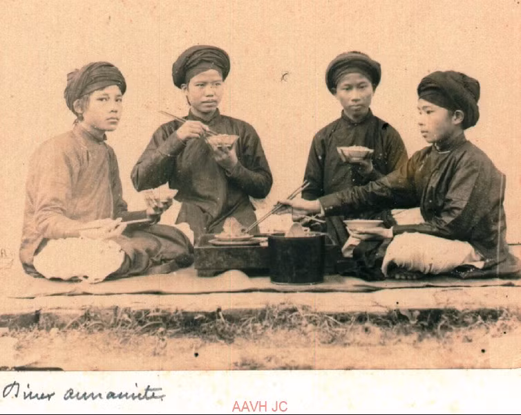 Bữa ăn ngoài sân của các thiếu niên trong một gia đình khá giả ở miền Bắc Việt Nam năm 1885. Ảnh: Aavh.org.