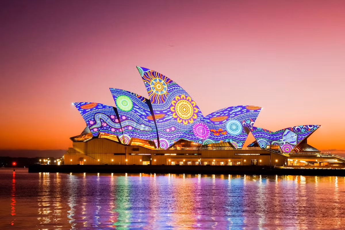 Với vẻ đẹp hoàn hảo và thiết kế độc đáo, Nhà hát Opera Sydney thường được mô tả như một tác phẩm nghệ thuật hiện đại xuất chúng, minh chứng cho sự sức mạnh sáng tạo của con người. Ảnh: Australia Day.
