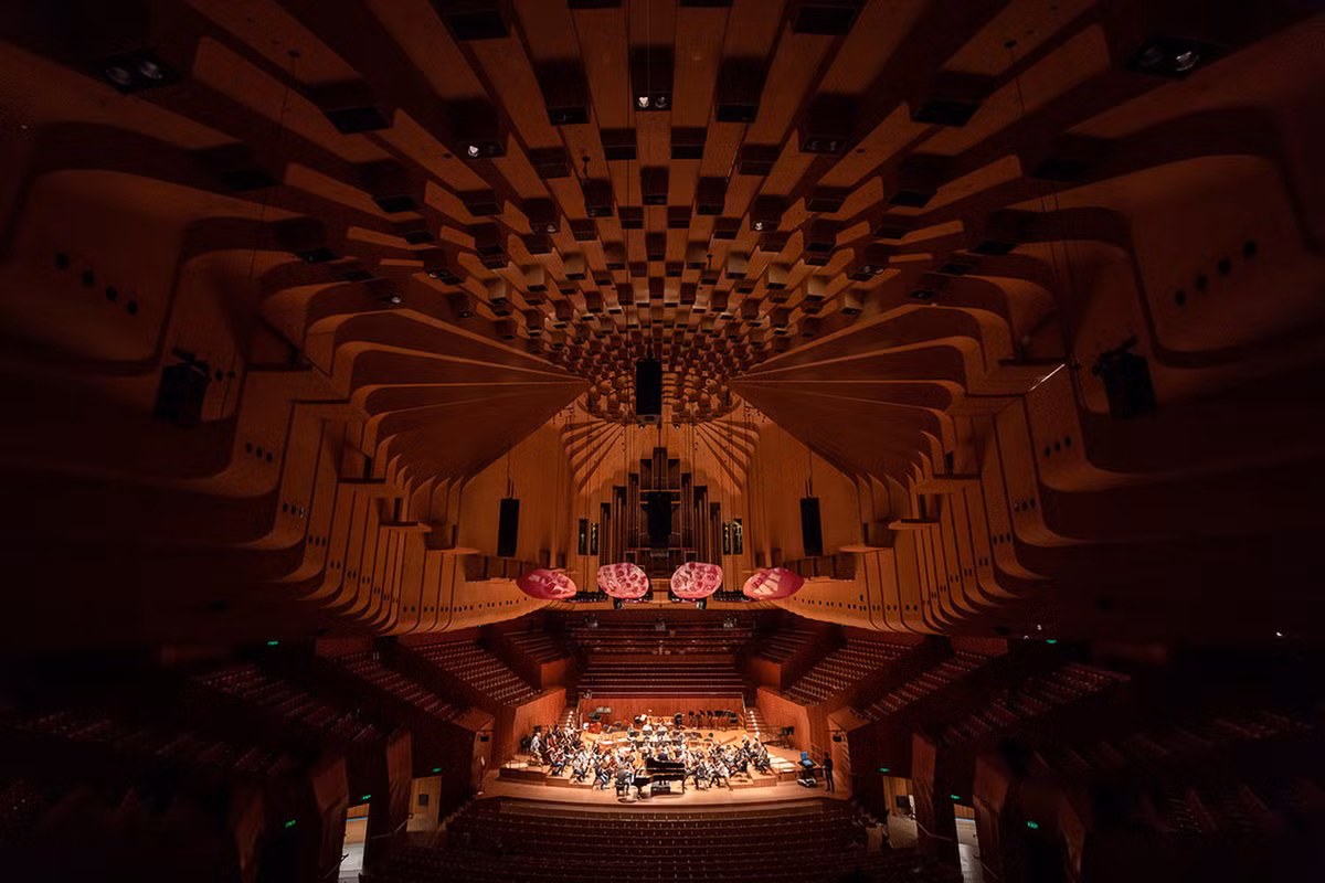 Về hoạt động, nhà hát Opera Sydney có các chương trình biểu diễn nghệ thuật đa dạng, từ các vở opera kinh điển đến các buổi biểu diễn nhạc cổ điển và hiện đại, đáp ứng mọi sở thích nghệ thuật của khán giả. Ảnh: World Architecture Community.