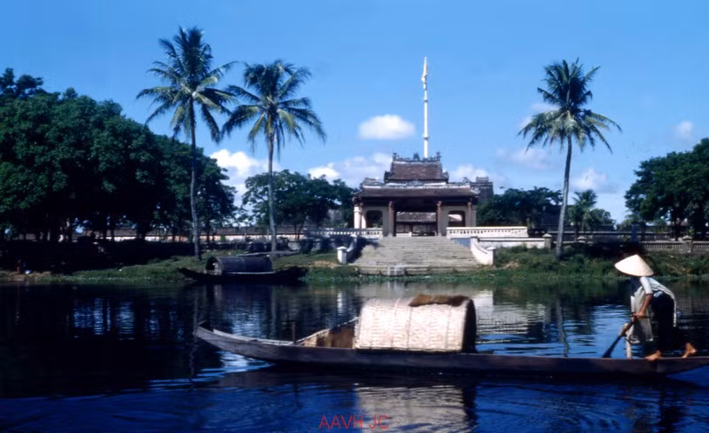 Tòa Nghênh Lương Đình nhìn từ sông Hương.