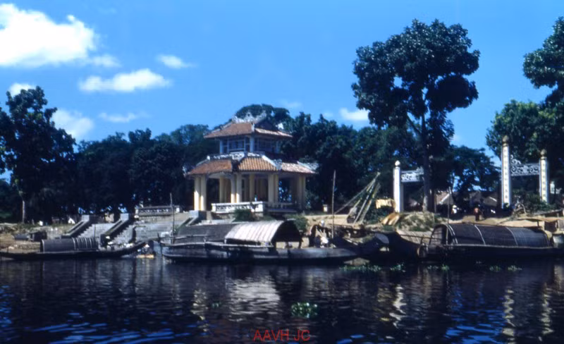Bờ sông Hương ở khu vực đình Thương Bạc.
