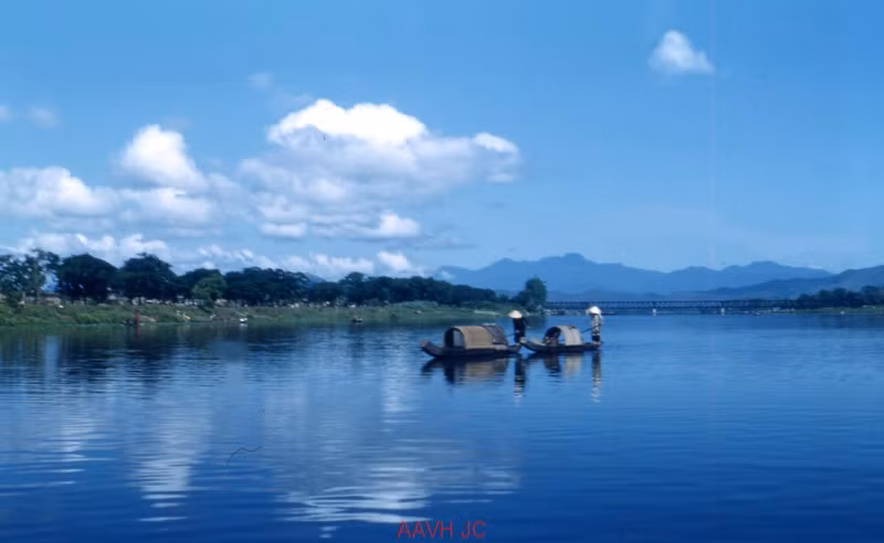 Hai con thuyền nhỏ trên mặt sông xanh biếc.