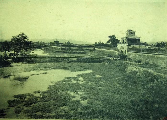 Hào nước bên ngoài Kinh thành Huế.