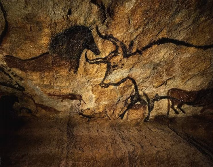 Những bức tranh thời tiền sử trong hang động Lascaux được tìm thấy vào năm 1940 khiến nó trở thành một địa điểm du lịch rất hấp dẫn sau Thế chiến II. Tuy nhiên, khí carbon monoxide từ hơi thở của du khách bắt đầu làm hỏng các bức tranh trong hang động, hiện được công nhận là Di sản Thế giới của UNESCO. Vậy nênhang đã đóng cửa không cho du khách tham quan từ năm 1963. Chỉ cácnhà nghiên cứu mới được phép vào trong hang động gốc, còn khách tham quan sẽ chỉ có thể chiêm ngưỡng bản sao của những bức tranh này.