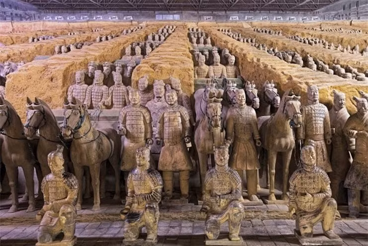 Những người nông dân đã phát hiện ra ngôi mộ vị hoàng đế đầu tiên của Trung Quốc là Tần Thủy Hoàng vào năm 1974 và kể từ đó các nhà khảo cổ đã tìm thấy khoảng 2.000 tượng binh sĩ đất sét, đồng thời ước tính có 8.000 bức tượng binh lính khác vẫn chưa được phát hiện. Chính phủ Trung Quốc đã cấm các nhà khảo cổ chạm vào ngôi mộ trung tâm có thi hài của Tần Thủy Hoàng. Quyết định này một phần là để tôn trọng người đã mất, nhưng cũng vì sợ rằng công nghệ hiện tại không đủ khả năng để khai quật mà không làm hư hại các cổ vật. Chernobyl, Ukraina