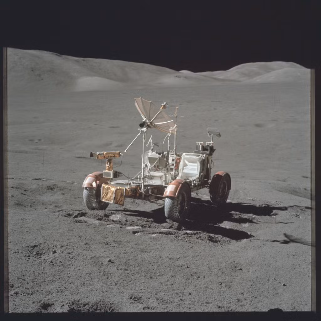 Bắt đầu từ Apollo 15, các phi hành gia mới có xe tự hành trên Mặt Trăng.