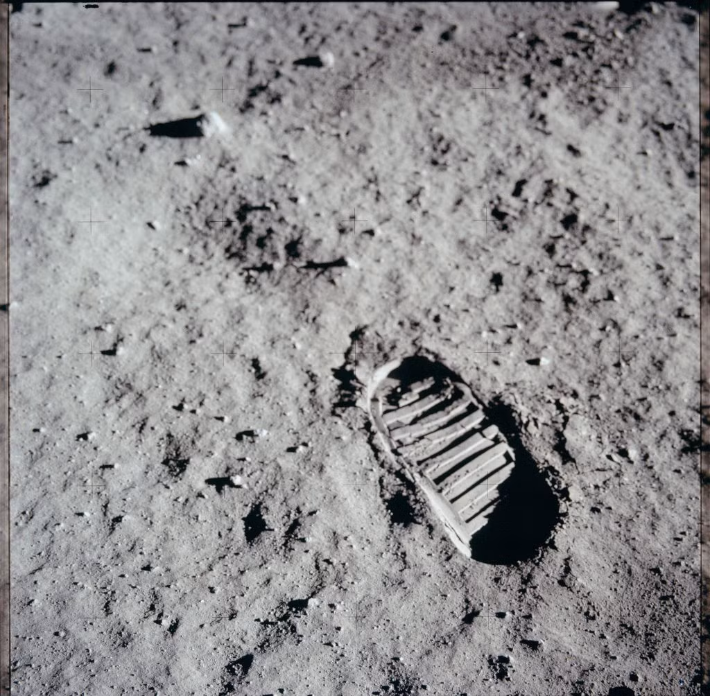 Dấu chân của Buzz Aldrin trên bề mặt "Chị Hằng".