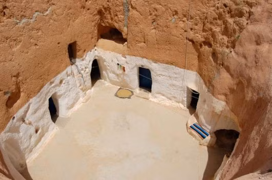 "Khu chung cư" Matmata trong lòng núi là nơi sinh sống của hàng trăm hộ dân tại miền nam Tunisia. Việc xây dựng nhà trong lòng núi giúp người dân tiết kiệm chi phí, hỗ trợ công phát triển cộng đồng...