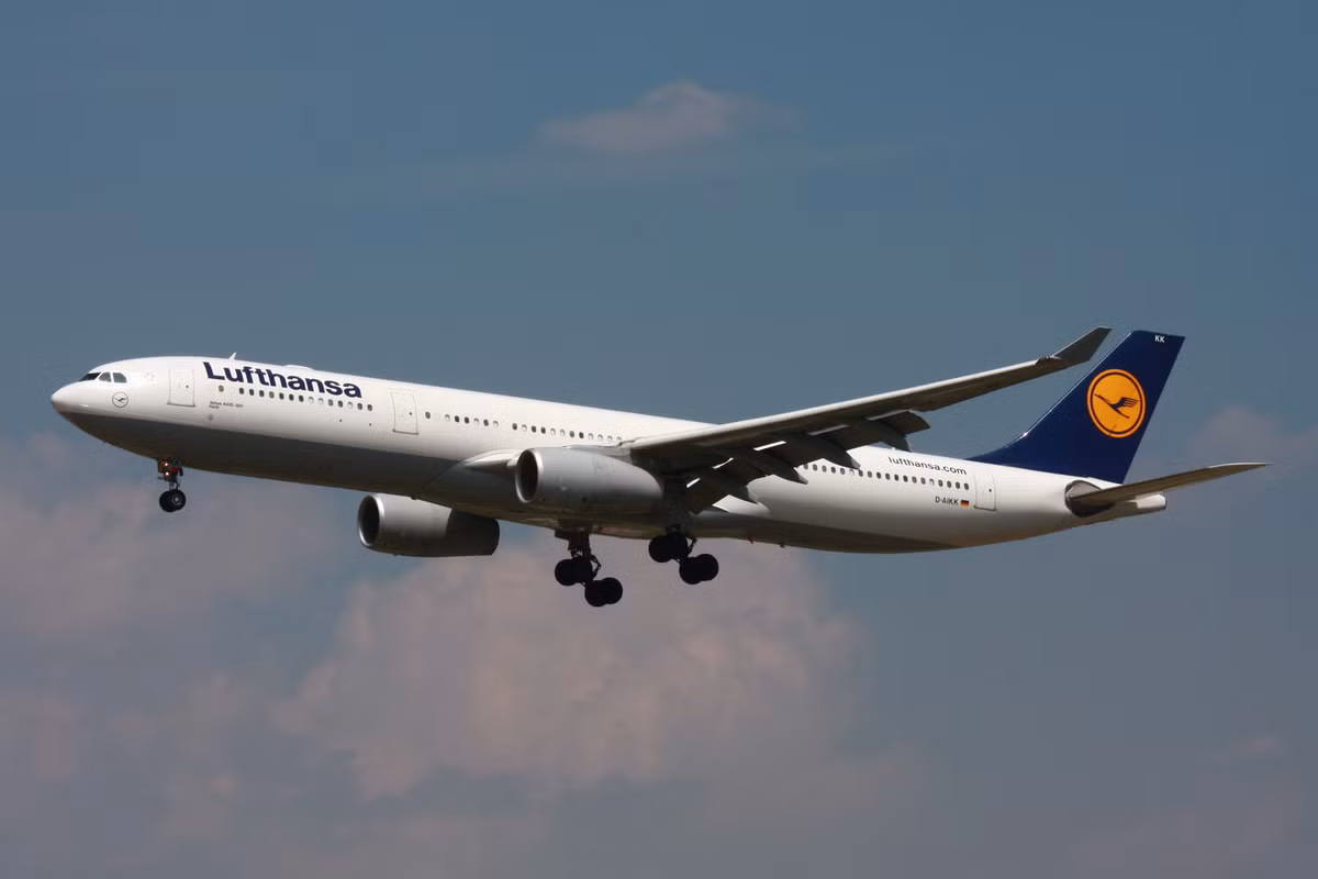 Máy bay Airbus A330 là một mẫu máy bay dân dụng chở khách thương mại khoang rộng, có sức chứa lớn, có tầm bay từ trung bình đến xa. Dự kiến dòng máy bay này có khả năng sẽ được thay thế bởi dòng Airbus A350 đang được đưa vào thử nghiệm. Ảnh máy bay A330 của hãng Lufthansa, Đức.