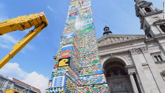 Tháp lego được hoàn thành đúng ngày lễ dành cho trẻ em tại Hungary 25/5. Tháp được lắp ghép trước nhà thờ St Stephen.