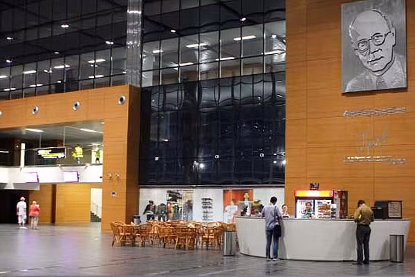 Sân bay có nhiều dịch vụ tạp hóa phục vụ nhu cầu của khách hàng. Tuy nhiên dịch vụ tại sân bay không thuộc top những sân bay hàng đầu thế giới.
