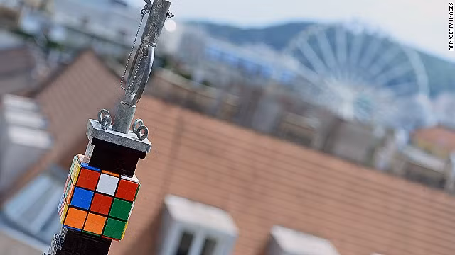 Đỉnh tòa tháp đặc biệt này được đặt khối Rubik, biểu tượng đất nước Hungary do ông Erno Rubik phát minh ra 40 năm trước.