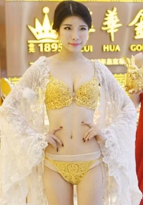 Một hãng trang sức tại tỉnh Vũ Hán, Trung Quốc đã cho ra mắt bộ đồ lót làm hoàn toàn bằng vàng. Hãng trang sức này đã mất 4 tháng để chế tạo bộ đồ bằng 950 gram vàng. Giá trị của nó lên tới 826 nghìn USD (17,4 tỷ đồng).