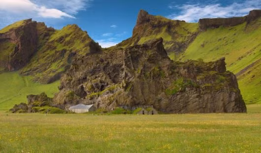 Iceland là quốc gia nổi tiếng với những cánh đồng xanh mướt và những ngọn núi chót vót. Người dân trong vùng thường tận dụng các ngọn núi lớn để xây dựng nhà hàng, khách sạn mang vẻ đặc trưng của quốc gia phương bắc này.