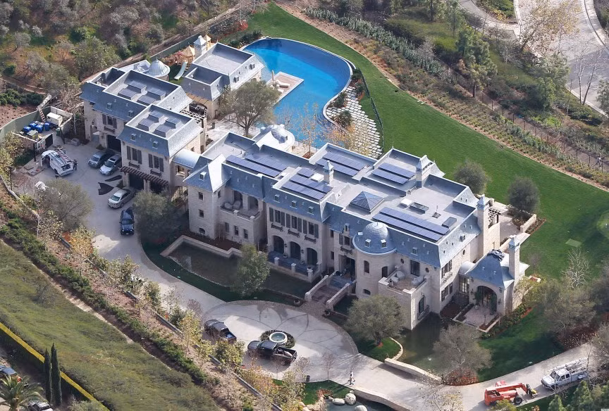 Cầu thủ bóng đá Tom Brady đã xây dựng cho mình hẳn một tòa lâu đài khổng lồ tại Brentwood, Los Angeles sử dụng những tấm pin năng lượng mặt trời để cung cấp điện cho lâu đài cùng hệ thống thu hồi mưa, làm sạch và cung cấp nước cho bể bơi.