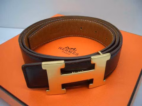 Có thể dễ dàng nhận ra thắt lưng của Hermes với chữ H đặc trưng, lớp chỉ khâu tay tỉ mỉ. Hầu hết thắt lưng của hãng này có thiết kế đơn giản nhưng chất lượng cao, sử dụng da các loài động vật quý như trăn, cá sấu..