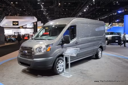 Dòng Ford Transit 2015 mới ra mắt sẽ thay thế dòng E-Series tồn tại suốt thời gian dài vừa qua, và cung cấp hiệu quả tiêu thụ nhiên liệu tốt hơn cũng như nhiều không gian hơn.