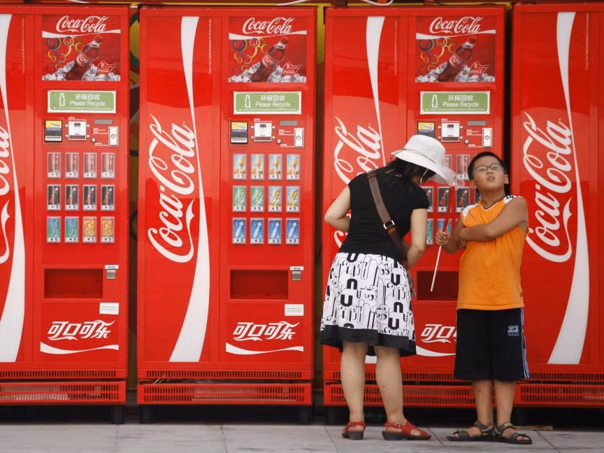 Khi mới vào thị trường Trung Quốc, Coca Cola được phiên âm là Ko Ka Ko La, nghe tương tự nghĩa câu: " sáp bôi lên người con ngựa cái".