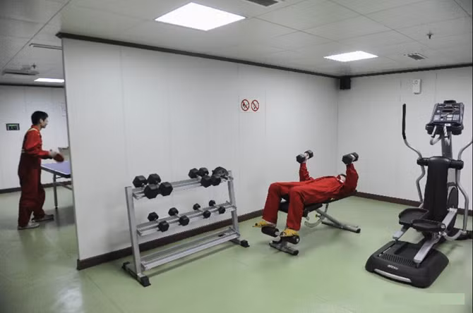 Phòng tập thể dục thể thao trên giàn khoan khổng lồ Lệ Loan 3-1 nằm gần Hong Kong. Thể chất là một phần rất quan trọng giúp các kĩ sư đảm bảo sức khỏe tốt nhất trong quá trình làm việc trên trong điều kiện khắc nghiệt.