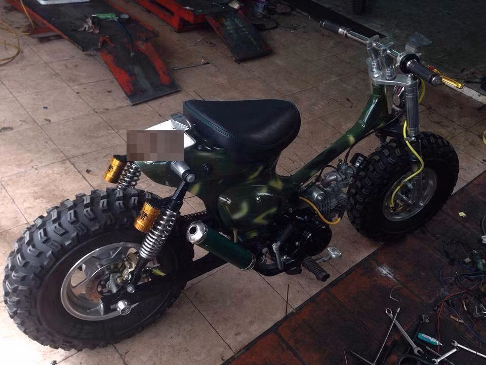 Minibike độ với màu sơn quân sự cùng đôi lốp bám đường dành cho dân phượt.