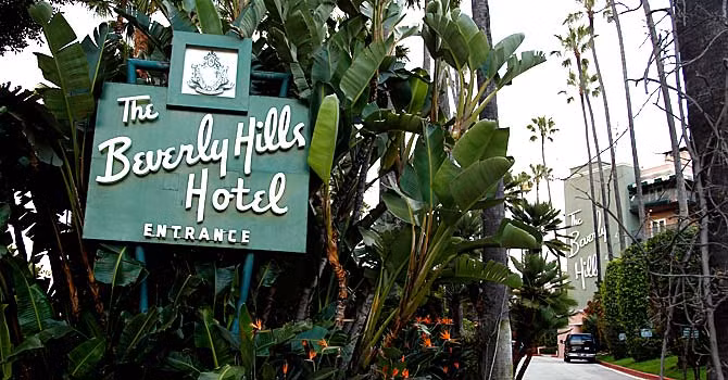 Khách sạn Beverly Hills được xây dựng bởi kiến trúc sư Elmer Grey mang phong cách Địa Trung Hải Rõ rệt.
