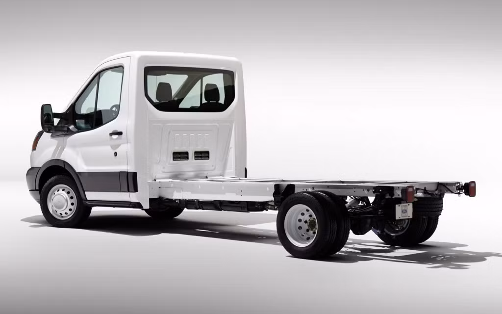 Điểm nhấn của Ford Transit 2015 là có thể chuyển đổi từ dạng xe khách sang xe đầu kéo.