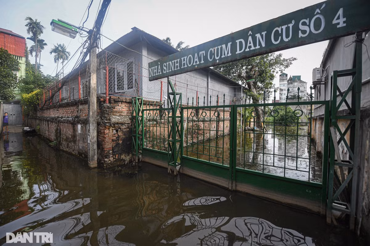 Lối vào nhà sinh hoạt cụm dân cư số 4 phường Tứ Liên chìm trong biển nước, một số gia đình quanh đây đã chuẩn bị cả thuyền để di chuyển khi cần thiết.