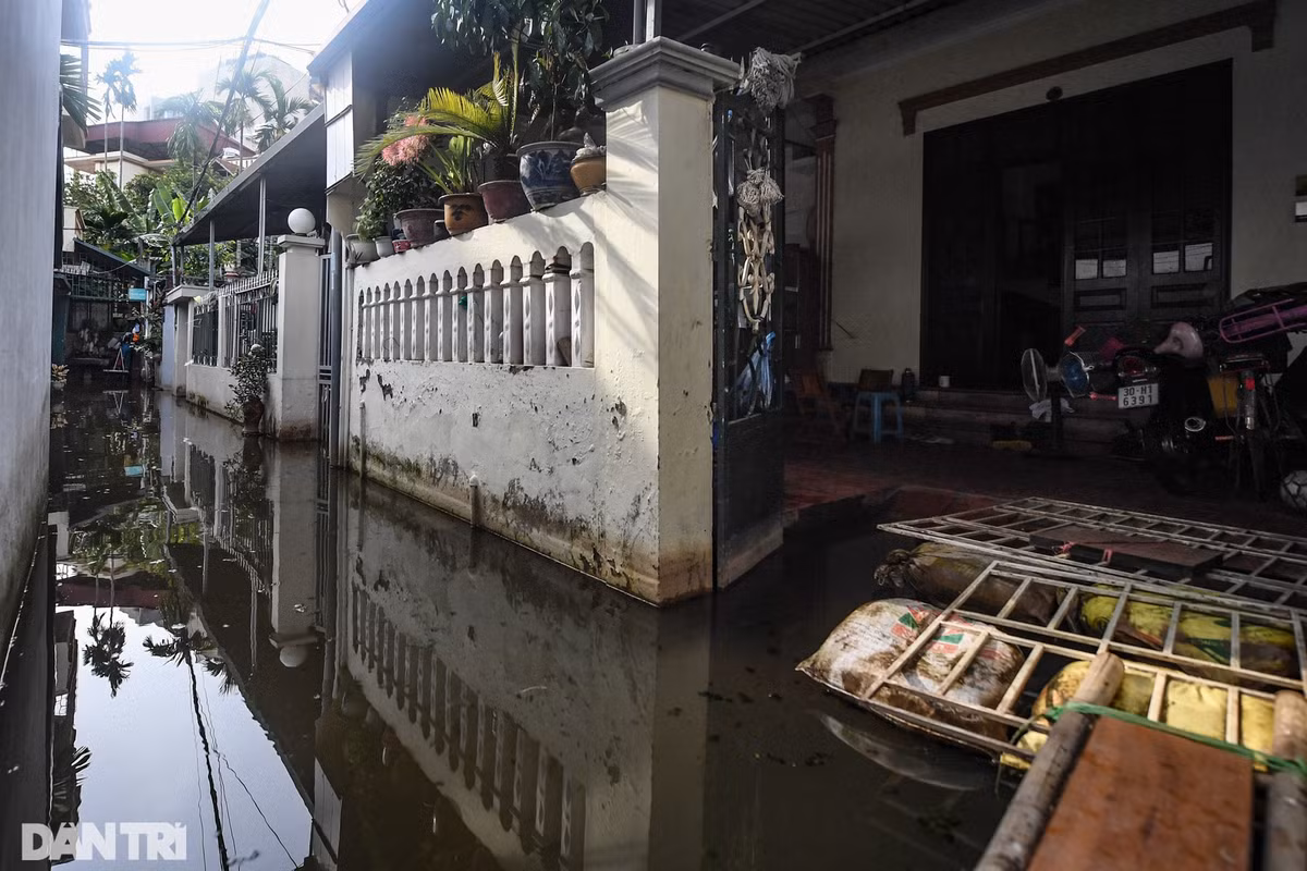 Đồ đạc được người dân xếp lên cao để tránh nước dâng lên. Việc ngập úng cũng gây bất tiện trong việc sinh hoạt, nguồn nước ô nhiễm ảnh hưởng tới sức khỏe người dân, đặc biệt là người già và trẻ nhỏ.