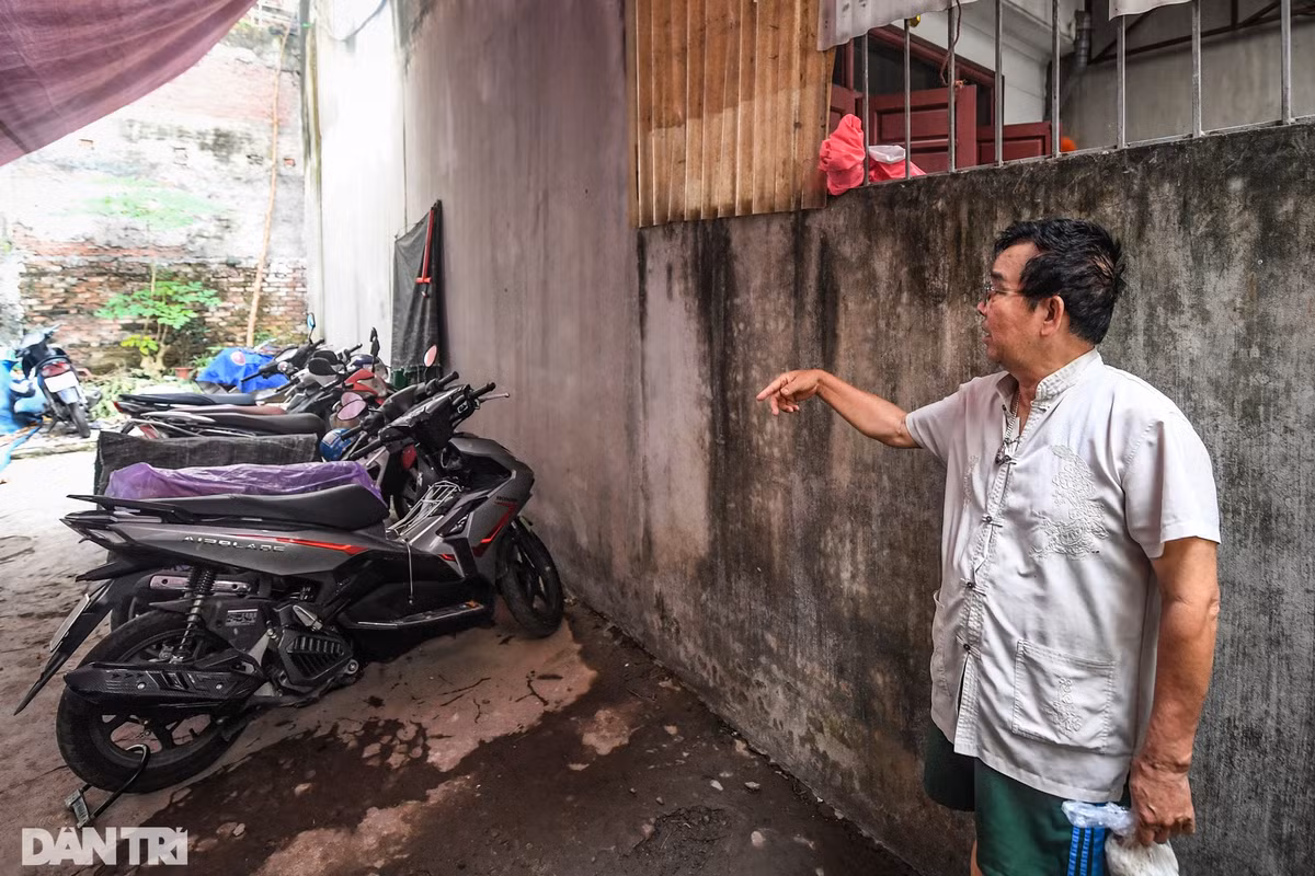 Theo ông Nguyễn Gia Thiệu (72 tuổi), sinh sống tại ngõ 91 Âu Cơ cho biết, cứ mùa mưa là khu vực này lại ngập, mùa bão còn khổ hơn. Trận mưa đợt vừa qua lớn và nhanh quá, chỉ 2 tiếng là toàn bộ đã ngập. Chính vì thế cầu khỉ được tạo ra để việc đi lại đỡ khó khăn, cứ mưa thì lại bê ra, hết nước thì cất lại. Người dân sống trong điểm ngập úng cũng phải nhờ tạm 1 miếng đất chưa được sử dụng để biến thành bãi để xe.