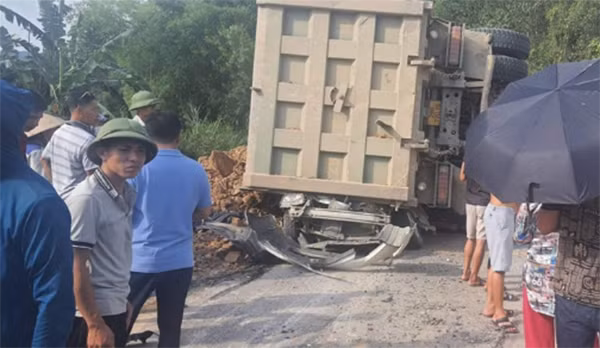 Theo báo cáo của Ban ATGT tỉnh Hoà Bình, khoảng 15h45 ngày 4.6, tại Km472+960 đường Hồ Chí Minh thuộc địa phận xã Bảo Hiệu, huyện Yên Thủy, ô tô tải BKS: 29H - 770.16 chở đất sau khi va chạm với máy xúc đã lật ngang, đè lên ô tô con BKS: 36A - 615.85.