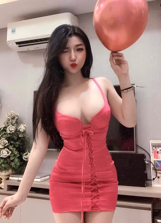 Sở hữu ngoại hình chuẩn, nên Mỹ Duyên thường tự làm mẫu quảng cáo cho shop thời trang của mình.