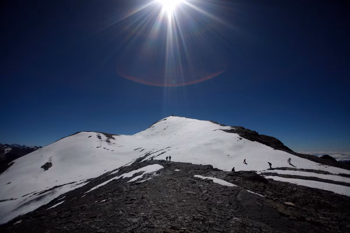 Sông băng Chacaltaya (Bolivia): Lần cuối cùng người ta nhìn thấy những dấu vết của sông băng Chacaltaya là vào 26/10/2009. Khi sông băng 18.000 tuổi tan chảy, khu nghỉ mát từng được coi là cao nhất thế giới ở đây cũng đóng cửa theo. Các nhà khoa học dự đoán sông băng sẽ tan chảy hoàn toàn vào năm 2015. Tuy nhiên, biến đổi khí hậu đã đẩy nhanh quá trình này. Ảnh: CGTN.