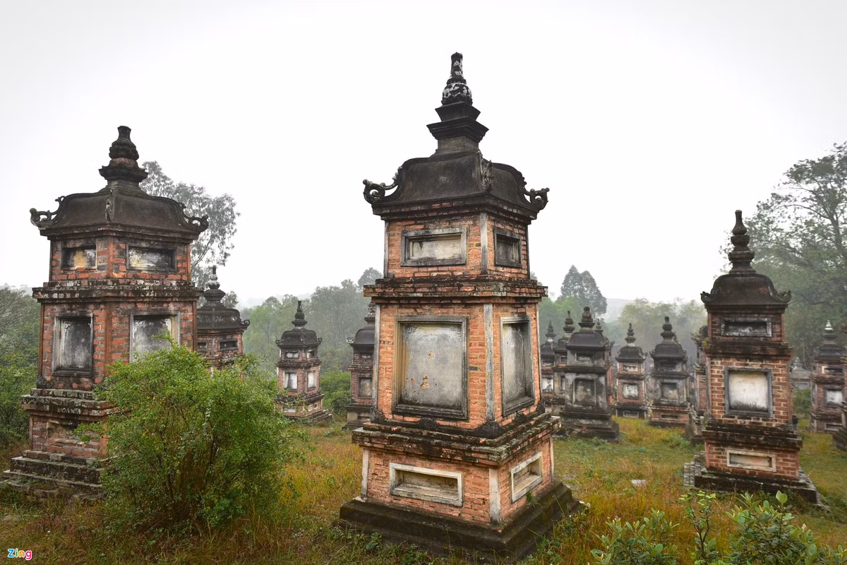 Chùa Bổ Đà là di tích tiêu biểu của huyện Việt Yên (Bắc Giang). Điểm đặc biệt của chùa là có vườn tháp với hơn 100 ngôi tháp. Các ngôi tháp được xây bằng đá và gạch chỉ, bít mạch bằng vôi vữa trộn với mật mía và bột giấy bản. Vườn tháp chùa Bổ Đà được xây dựng trong khoảng 300 năm. Mỗi ngôi tháp chứa xá lị, tro cốt của 4-26 vị tăng ni. Ảnh: Việt Hùng.