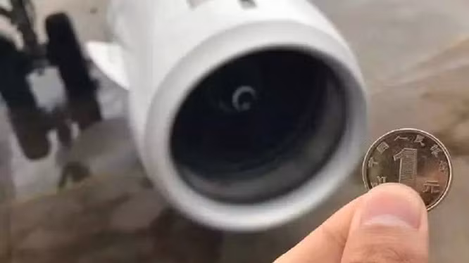 Co gang nem tien xu vao dong co may bay de lay may, me tin hay ngu dot?