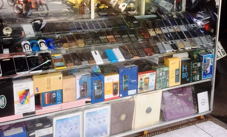 Những chiếc điện thoại lớn giá rẻ, 2 sim, pin xài "vô tư"... của Trung Quốc có giá dưới 1 triệu đồng được bán đầy đường.