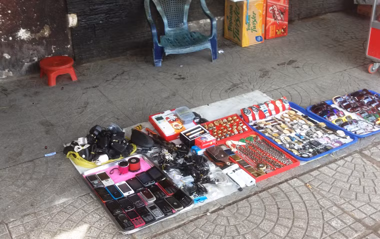 Nhiều người cũng bày bán ĐTDĐ trôi nổi ngay trên lề đường ở khu chợ Dân Sinh, quận 1, TP HCM.