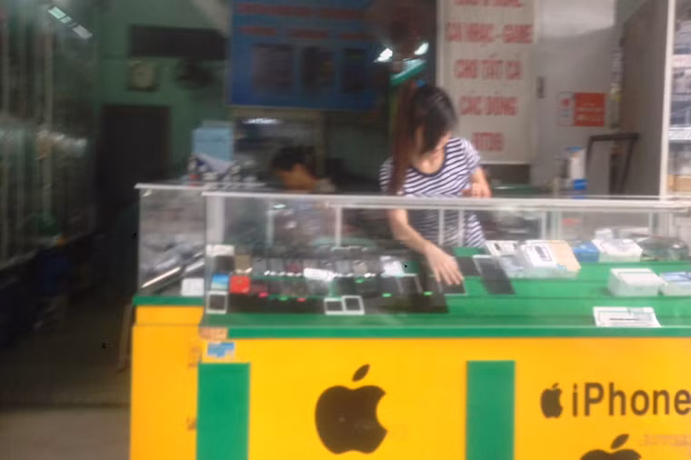 Một cửa hàng trên đường Hùng Vương đang trưng bày các sản phẩm ĐTDĐ Trung Quốc.
