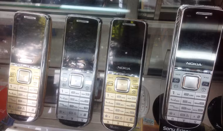 Cận cảnh những chiếc ĐTDĐ Trung Quốc to lớn và pin cũng rất "khủng", có thể sử dụng hơn tháng sau chỉ 1 lần sạc.