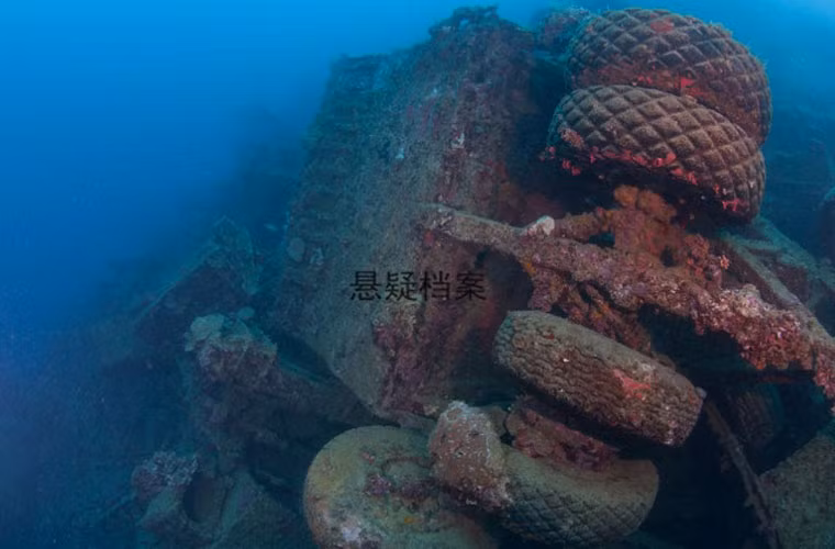 Đáng ngạc nhiên là tuy những trang thiết bị này ở dưới nước khoảng 70 năm nhưng nhiều bánh xe vẫn còn nguyên vẹn, tuy nhiên phần lớn bị gỉ sét, trở thành nhà của các loại cá.