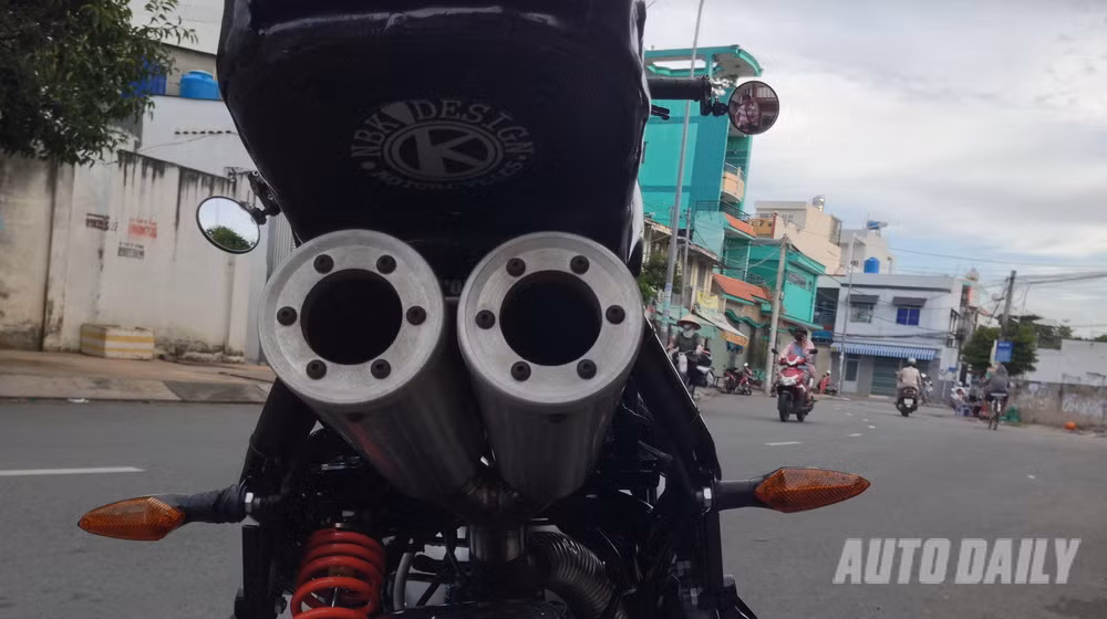 Cặp ống xả mới được đặt dưới yên xe.