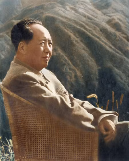 3. Mao Trạch Đông đã kết hôn tổng cộng 4 lần trong đó ông lấy người vợ đầu tiên khi mới 14 tuổi. Người vợ thứ nhất của ông là La tiểu thư - một cô gái xinh đẹp sinh trưởng trong một gia đình phú hộ ở thôn Xích Vệ, xã Dương Lâm, huyện Tương Đàm (Hồ Nam). Đây là cuộc hôn nhân do cha mẹ sắp đặt và Mao Trạch Đông từng thể hiện quan điểm sẽ không bao giờ đụng đến người La tiểu thư dù chỉ là “chạm một ngón tay”.
