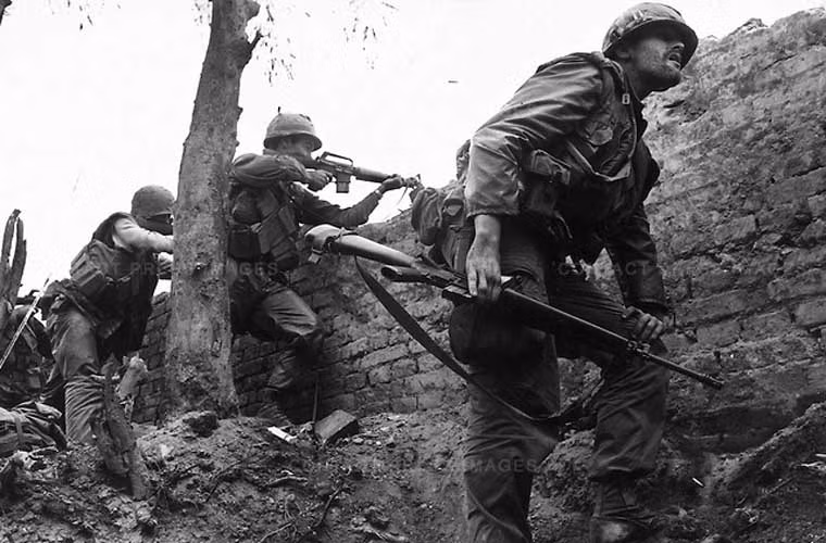 Lính Mỹ chiến đấu tại một bức tường ở Huế năm 1968.