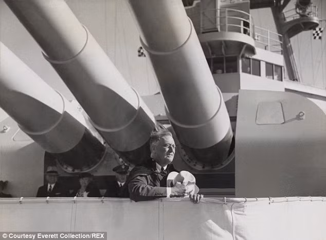 Tổng thống Mỹ Franklin Roosevelt chụp ảnh khi ở trên tàu USS Houston năm 1938.