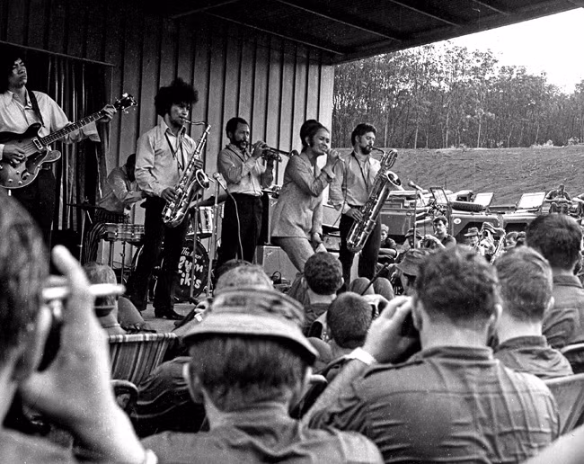 Một nhóm nghệ sĩ biểu diễn nghệ thuật cho binh sĩ New Zealand và Australia ở Núi Đất năm 1969.