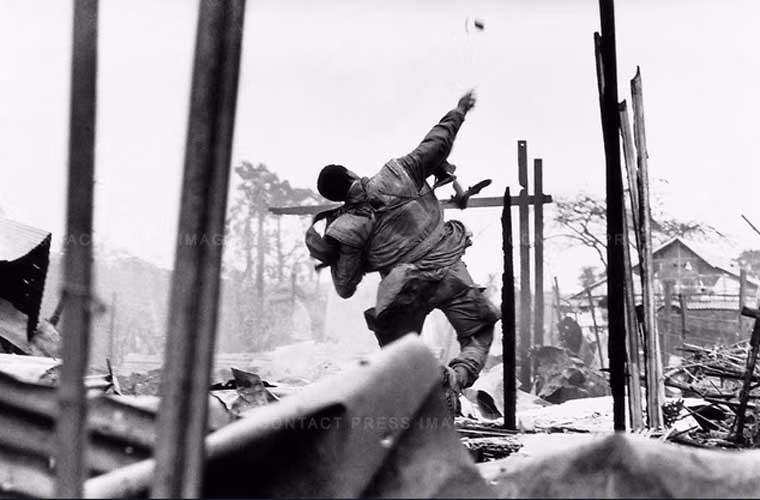 Binh sĩ Mỹ ném lựu đạn trong thời gian diễn ra trận đánh ở Huế tháng 2/1968.