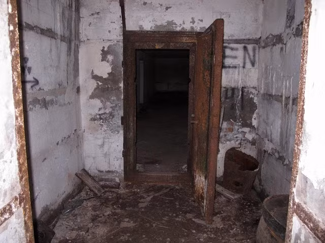 Nhiều cánh cửa tại sở chỉ huy quân đội Liên Xô đã hoen rỉ, nhuốm màu thời gian.