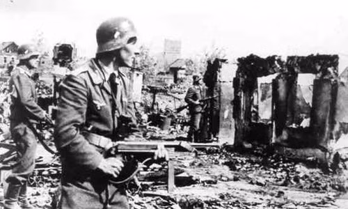 Ban đầu, lợi thế của cuộc chiến thuộc về quân đội của Hitler. Tuy nhiên, khi mùa đông đến, nhiệt độ giảm mạnh khiến quân đội của trùm phát xít gặp nhiều trở ngại dẫn đến dần dần mất thế chủ động và gặp thất bại trước sự đáp trả dữ dội của quân đội Liên Xô.