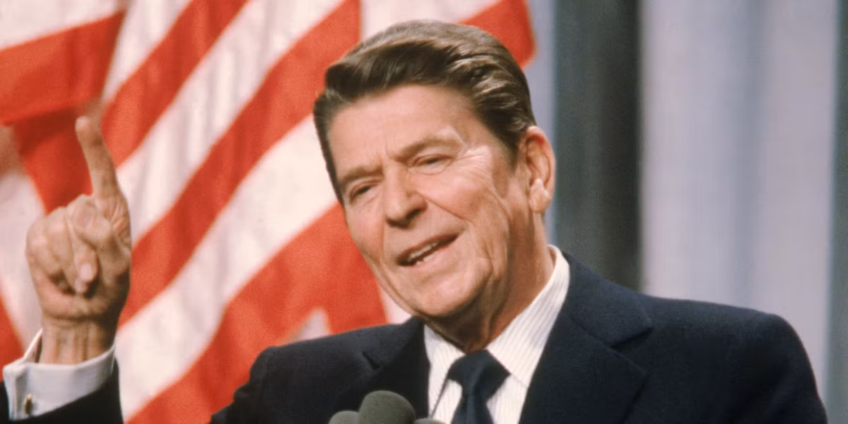 Năm 1932, Tổng thống Ronald Reagan tốt nghiệp Cao đẳng Eureka và phục vụ trong quân đội từ năm 1942 - 1945. Tại đây, ông từng là một trung úy và rời khỏi quân đội với cấp bậc đại úy.