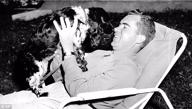 Một nhân viên mật vụ Mỹ còn tiết lộ Tổng thống Nixon đã ăn cả bánh quy dành cho chó.