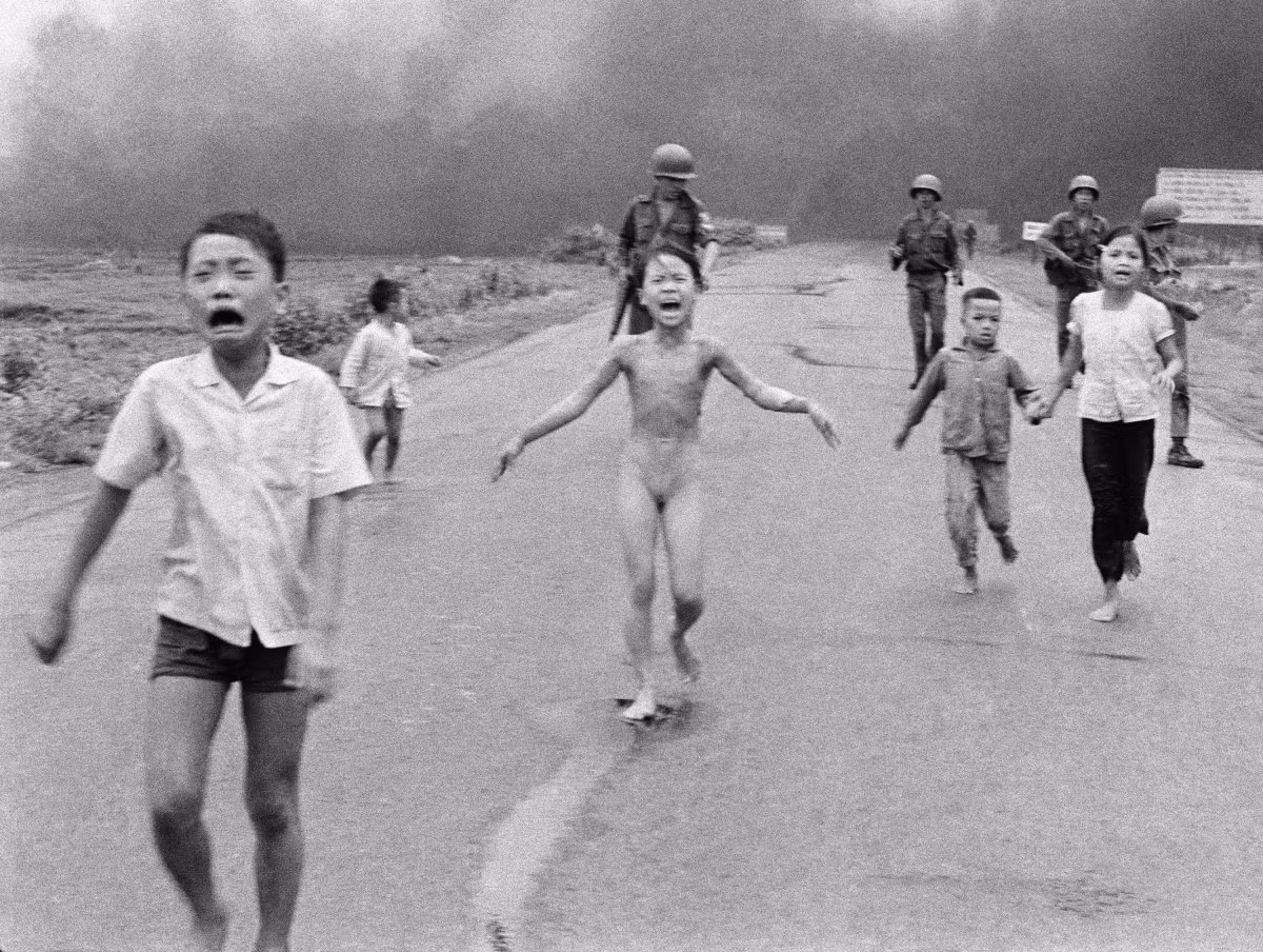Bức ảnh "Em bé napalm" Kim Phúc đã mang về giải thưởng Pulitzer cho nhiếp ảnh gia Nick Út - phóng viên của hãng AP năm 1973. Bức ảnh này chụp lại cảnh Kim Phúc cùng một số trẻ em Việt Nam vừa khóc vừa chạy sau khi bom napalm dội xuống. Kim Phúc lúc đó bị bỏng nặng ở lưng, còn quần áo bị cháy hết.